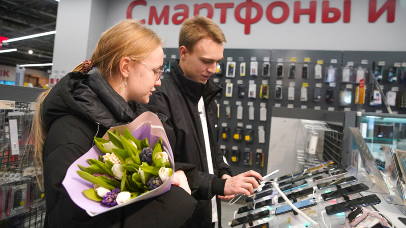 И еще цветочки: на подарки к 8 Марта россияне потратят на 15-20% больше