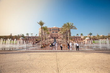 Из Дубая запущен бесплатный автобус в тематические парки Абу-Даби на острове Яс