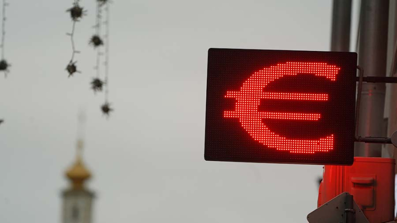 Курс евро на Мосбирже поднялся до 100 рублей впервые с 9 января