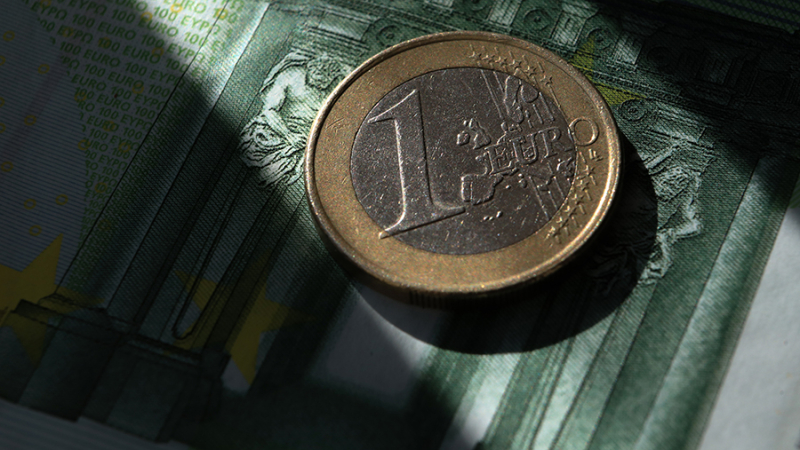 Курс евро в ходе торгов на Мосбирже превышал 99 рублей впервые с 9 января