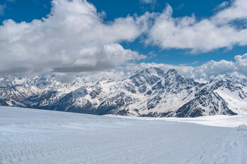 На горнолыжном курорте в Индии лавина накрыла туристов из РФ, есть погибший 