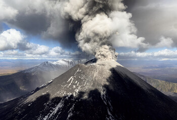 Пепловый шлейф от вулкана Шивелуч протянулся почти на 100 км 