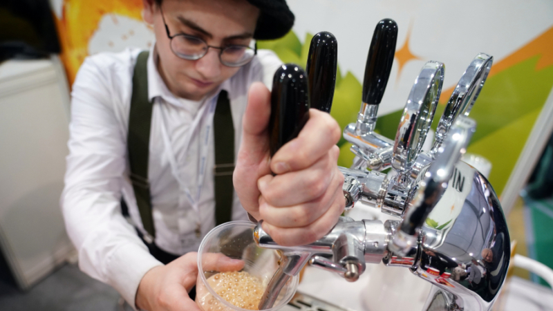 Ретейлеры в РФ опровергли сообщения о проблемах с продажами разливного пива