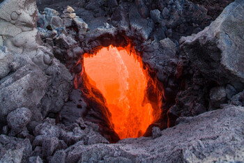 В Исландии из-за извержения вулкана объявлен режим ЧС