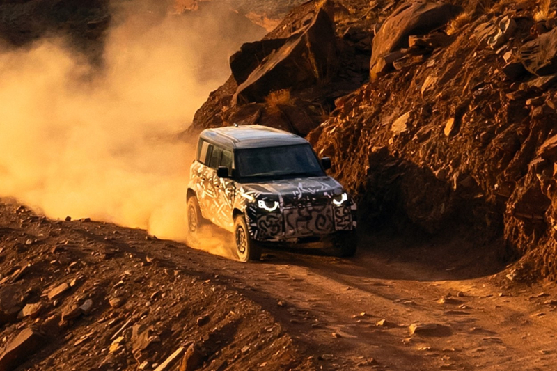 Defender Octa показался на первых тизерах: самая мощная и дорогая версия в гамме