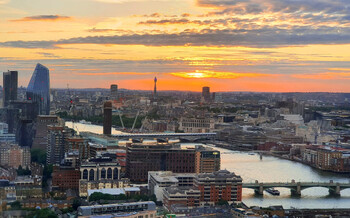 Двухэтажный автобус въехал в паб в центре Лондона (ВИДЕО)