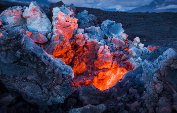 Исландский Гриндавик вновь эвакуировали из-за извержения вулкана