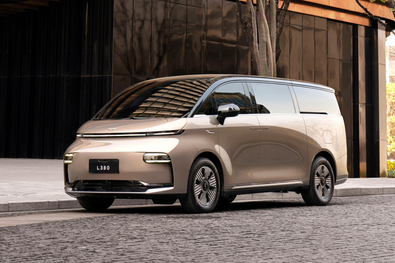 Минивэн-аэробус LEVC L380 от Geely показался на новых фотографиях в ожидании премьеры