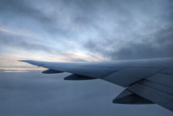 У самолёта United Airlines с пассажирами на борту в полёте загорелся двигатель  