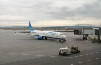 В аэропорту Пулково спецгрузовик с едой повредил крыло самолёта 