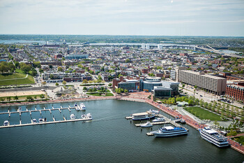 В США обрушился огромный мост после того, как в него врезалось грузовое судно