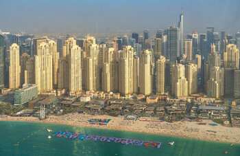 В аэропорту Дубая российские туристы устроили митинг 