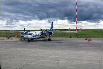 В аэропорту Якутска автомобиль врезался в самолёт