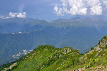 В горах Сочи спасли сорвавшихся в ущелье туристов 