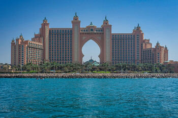 В ОАЭ ликвидируют последствия сильнейшего за 75 лет ливня 