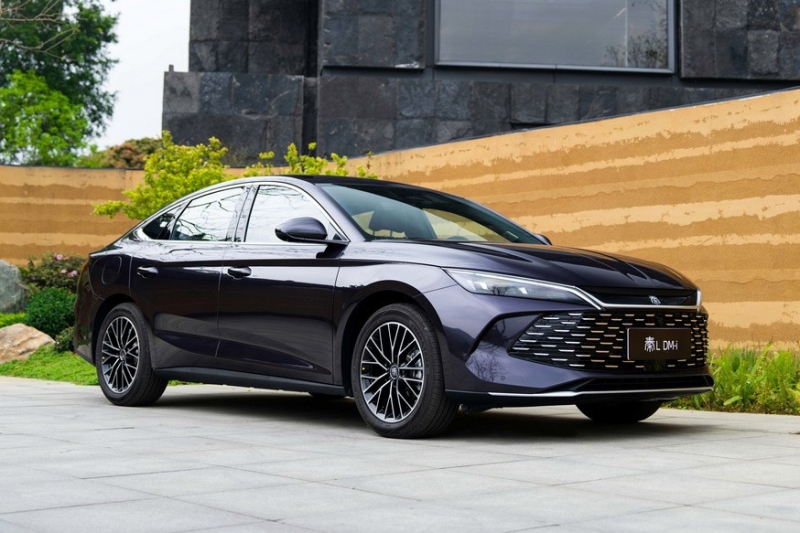 BYD запустила в продажу два новых седана: одинаковые техника и цены, но разный дизайн