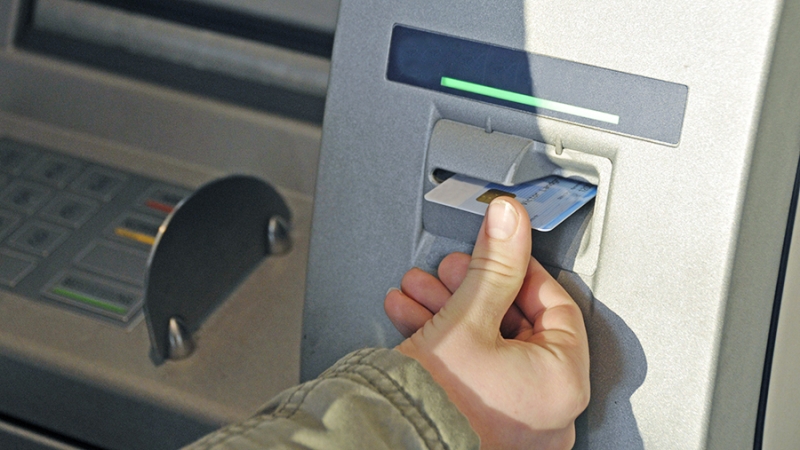 Эксперты объяснили рост спроса на детские банковские карты