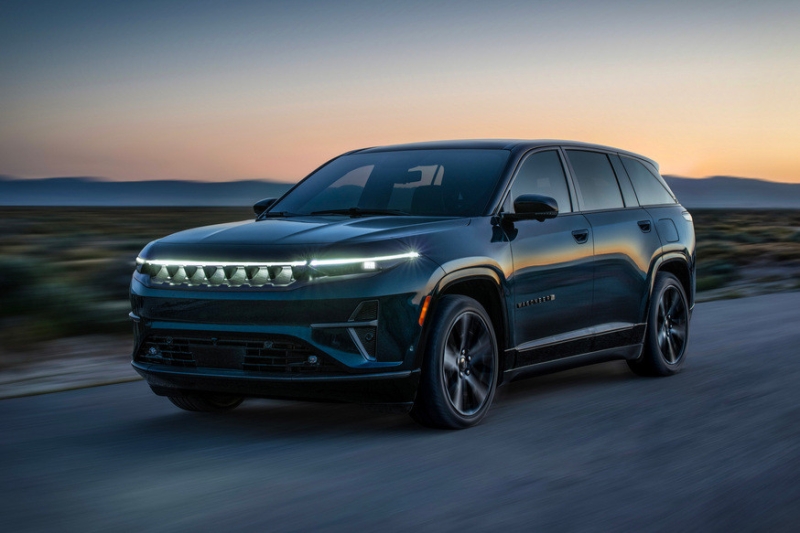 Мощный Jeep Wagoneer S сравнили с главным конкурентом от Tesla на новых кадрах