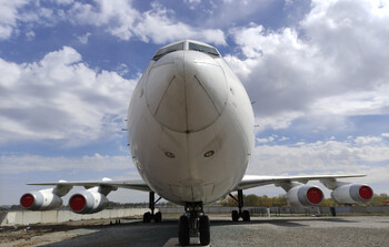 Самолёт Boeing приземлился в Стамбуле без передней стойки шасси (ВИДЕО)
