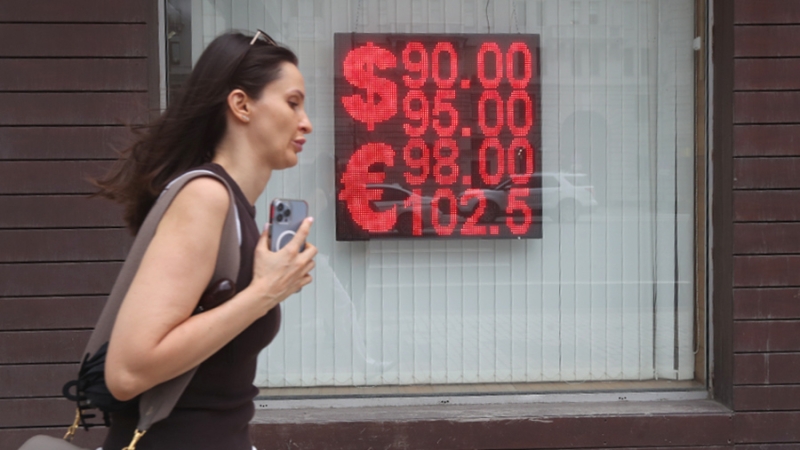 Что означает прекращение торгов долларом и евро на Мосбирже? Ответы на главные вопросы