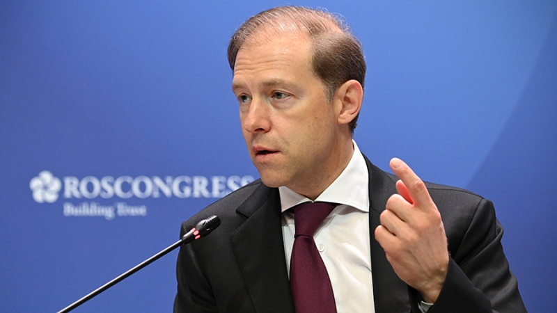 Мантуров заявил о работе правительства над озвученными Путиным на ПМЭФ вопросами