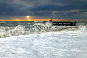 В Сочи во время шторма в море унесло двоих туристов 