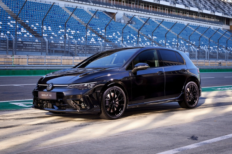 Volkswagen Golf R стал мощнее после рестайлинга и получил «чёрную» версию