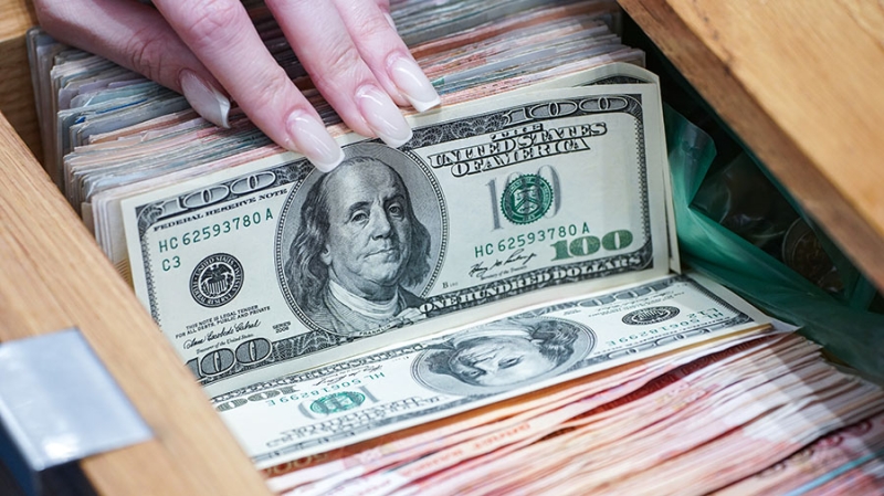 Аналитик назвал позитивным шагом смягчение требований к продаже валютной выручки