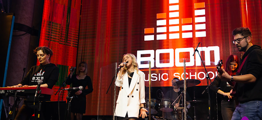 Первоклассные занятия вокалом в Минске: обучение в школе BooM