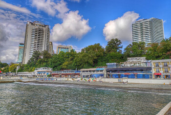 В Сочи выявляют загорающих без купальников туристов 