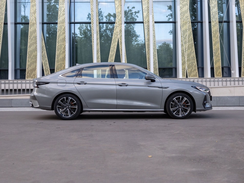 Авито Авто: спрос на новые седаны вырос почти на треть в 2024