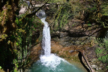 На водопаде в Сочи туристка сорвалась с 13-метровой высоты 
