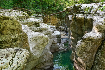 В каньоне Сочи туристка получила травму, спрыгнув с высоты 