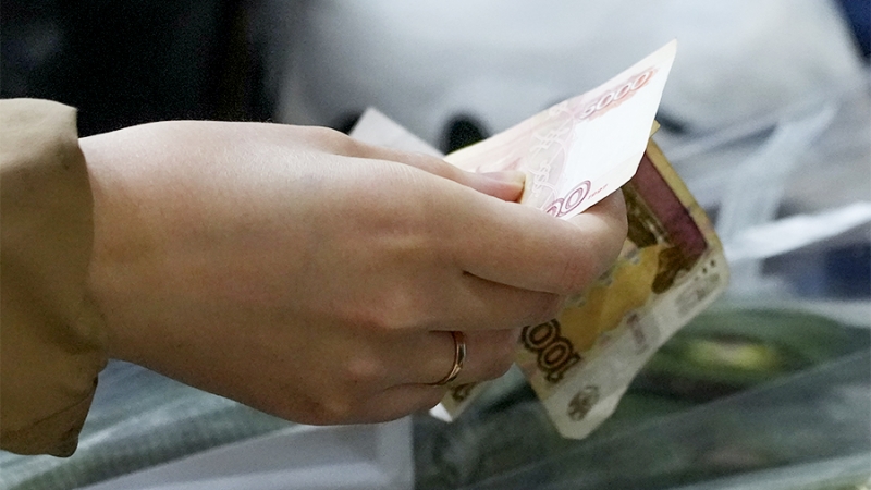 Больше россиян стало начинать выдавать карманные деньги своим детям с пяти лет