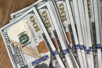 У туристов за рубежом возникают проблемы с обменом долларов старого образца 