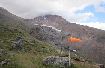 В Грузии при восхождении на гору Казбек погибли альпинисты из РФ 