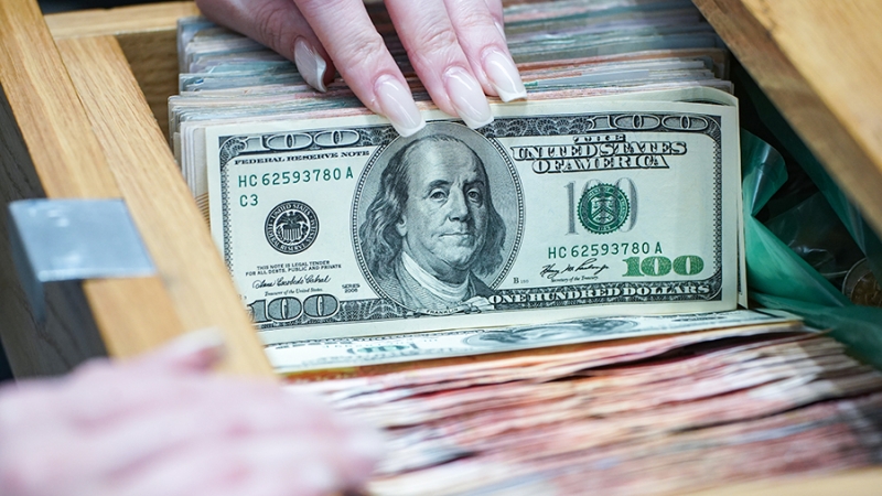 Медведев заявил, что «пузырь доллара» неминуемо лопнет