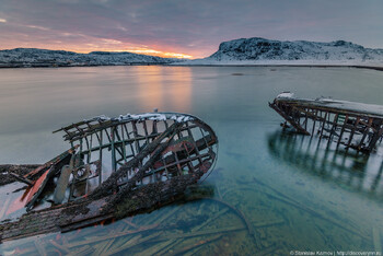В Териберке перевернулось судно с туристами 