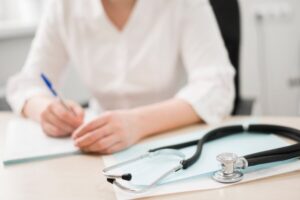 Как выбрать специалиста для вывода из запоя: ключевые моменты и рекомендации