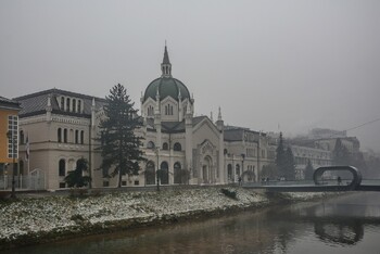 Аэропорт в Сараево приостановил работу из-за смога