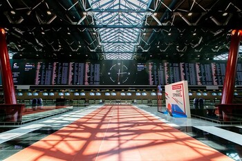 В аэропортах Москвы иностранцы начали сдавать биометрию