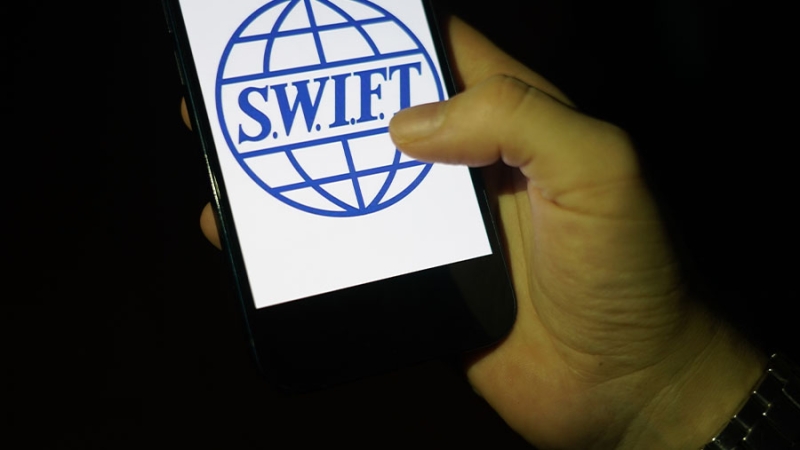 Глава ВТБ призвал отказаться от использования системы расчетов SWIFT