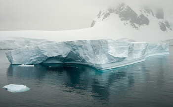 Крупнейший в мире айсберг движется к британскому острову