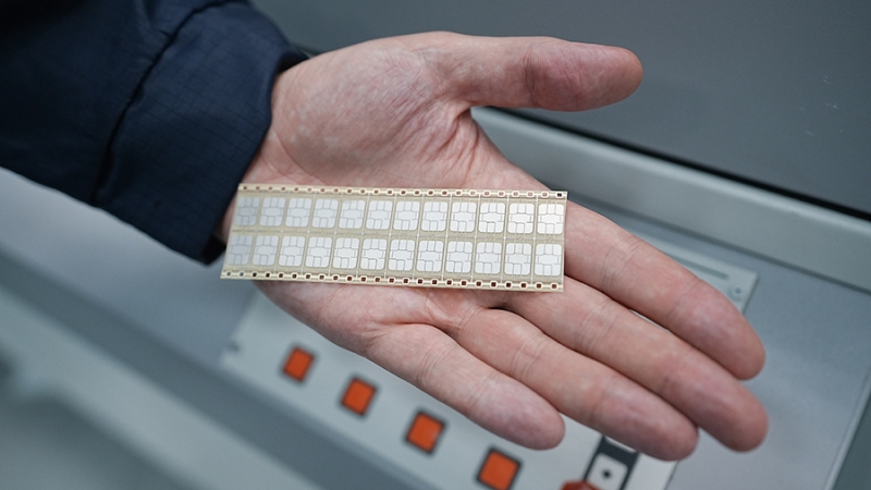 Алиханов заявил об отсутствии дефицита чипов для загранпаспортов и карт