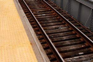 Железнодорожные рельсы - основа современного транспорта и инженерные изыски
