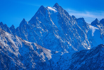 Двое туристов пропали после схода лавины в Северной Осетии