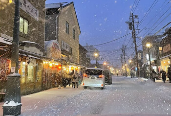 Японский остров Хоккайдо накрыло рекордным снегопадом