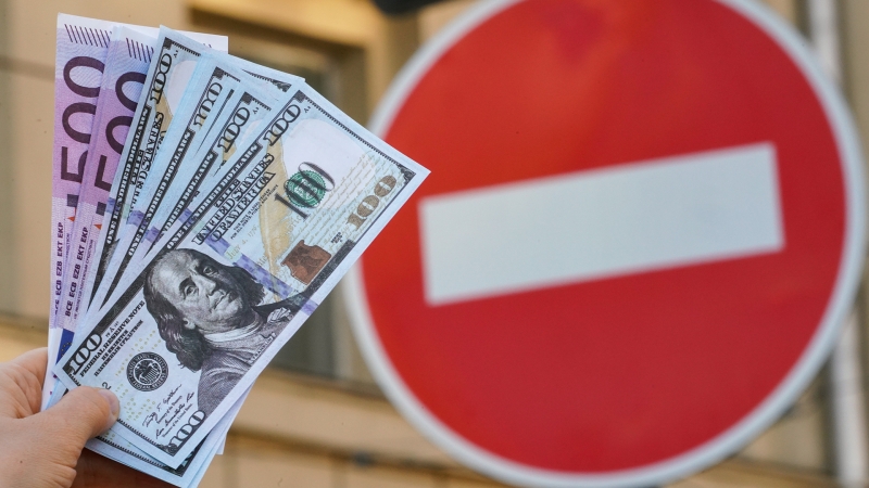 Рублевое дело: валютные вклады россиян опустились до минимума за 17 лет