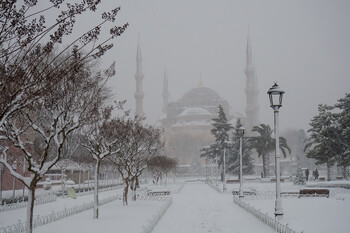 Снегопад в Стамбуле привёл к сбоям в работе транспорта 