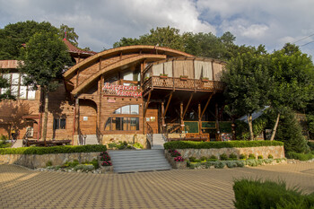 В Адыгее возник пожар в туристическом комплексе «Даховская слобода»